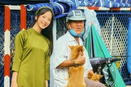 Người trẻ chụp ảnh với áo dài dịp Tết ở TP.HCM