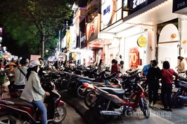 Hà Nội: Quần áo hàng ‘sale’ hút khách sát Tết Nguyên đán