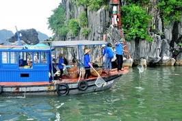 Hạ Long “tuyên chiến” với rác thải nhựa