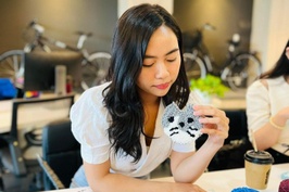 Dân văn phòng chi cả triệu đồng cho một lớp học thêu để giảm stress