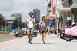 Hàng quán khu đất vàng Lê Lợi (quận 1) nhộn nhịp sau khi dỡ rào chắn