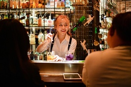 Học lớp thưởng thức, tự pha chế rượu