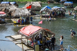 Thuyền bè cắm trại phủ kín mặt sông Bôi