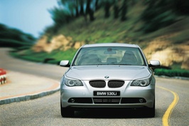 Chi gần 3 tỷ đồng để mua một chiếc xe sang BMW Series 5, chủ xe 'cay đắng' phải đi xe buýt hàng ngày