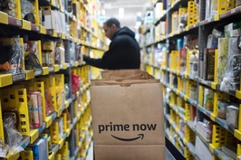 Nhân viên Amazon kiệt quệ cả thể chất lẫn tinh thần khi Giáng sinh gần kề: 'Ngày nào tôi cũng khóc'