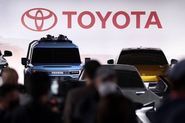 Từ chỗ là 'đàn anh', Toyota nay phải học hỏi Tesla