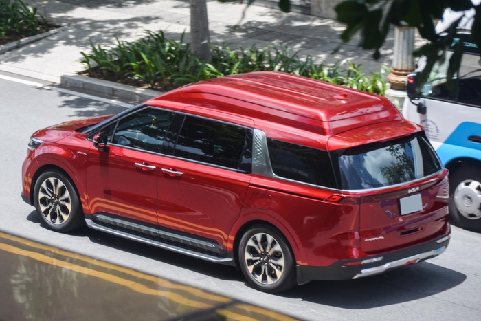 Xe hiếm Kia Carnival Royal lăn bánh tại TP.HCM